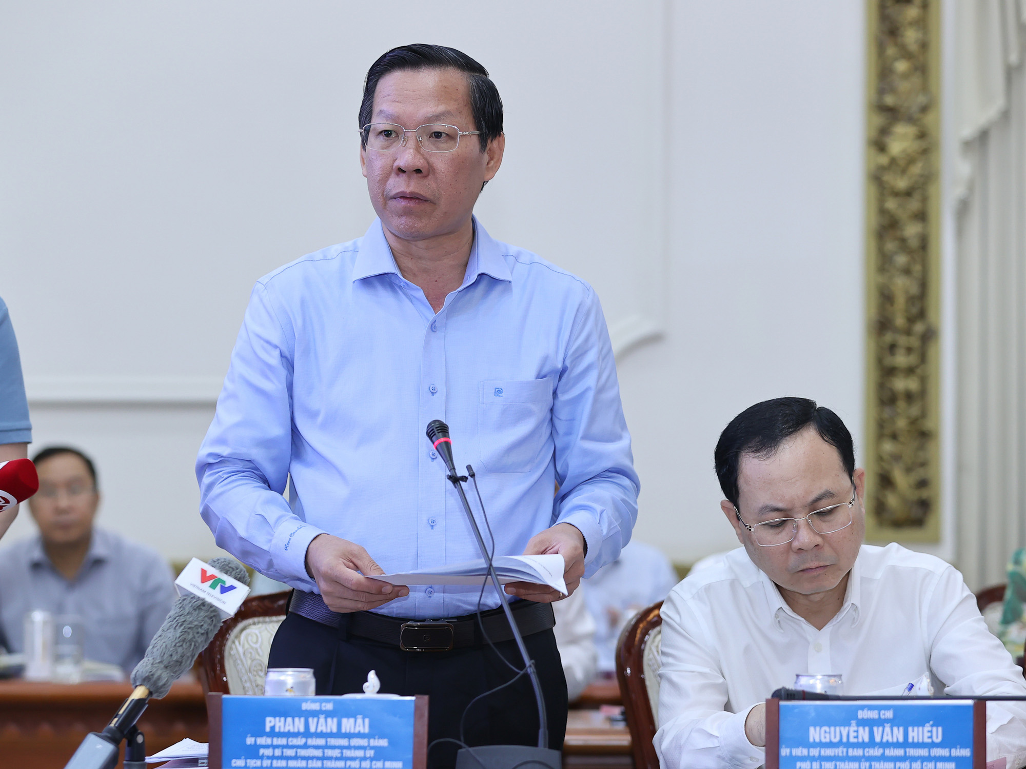Chủ tịch UBND TP.Hồ Chí Minh Phan Văn Mãi báo cáo tại cuộc họp (Ảnh: VGP/Nhật Bắc).